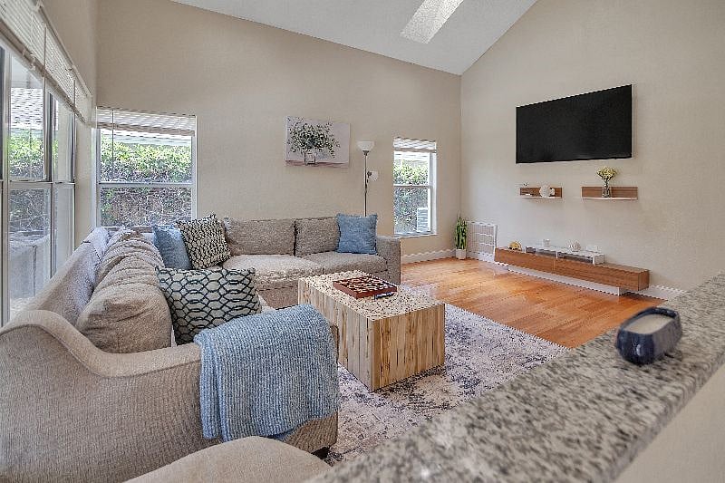 Furnished Finder property 552638_1 photo 2