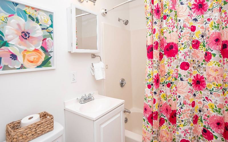 Bathroom with shower/tub