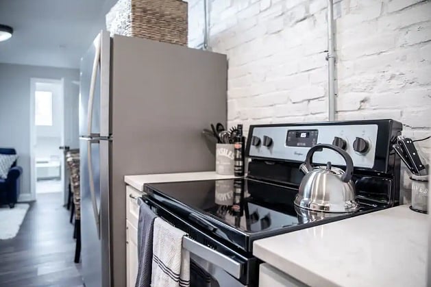 2 bedrooms, fully stocked kitchen, AND free parking?! You'll want to make this apartment your go-to getaway while in Cbus.
