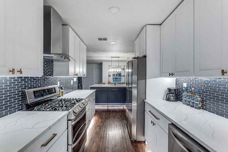 Freshly remodeled kitchen, stone counters, stainless steel appliances, gas stove, dishwasher, refrigerator, and ventahood