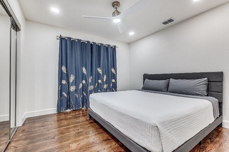 Room 3, King size bed, Blackout Curtains, LG 55-Inch 4K Smart TV, AI-Powered, Cloud Gaming