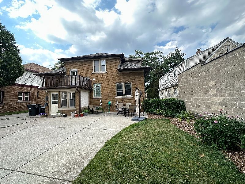 Nice private small yard with a developing garden! 