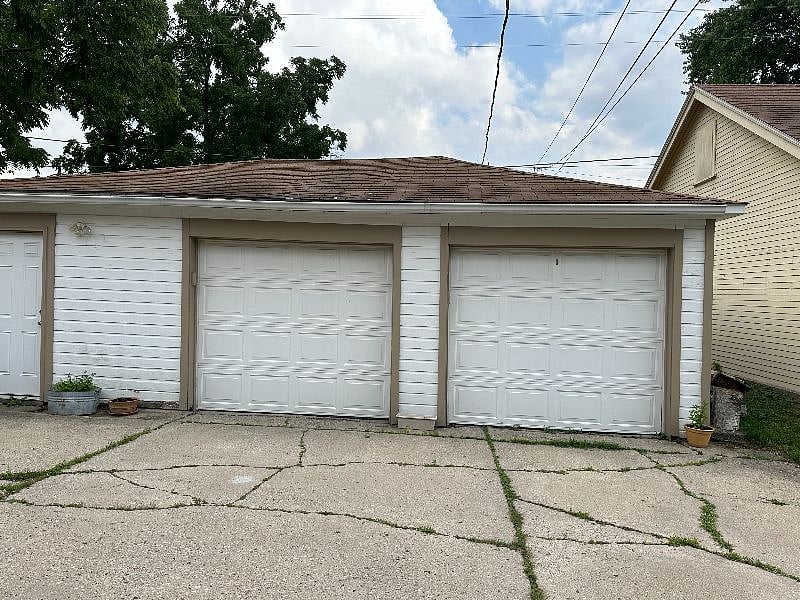 Tenant/s will have access to either 1 garage spot and 1 driveway parking spot or 2 driveway parking spots