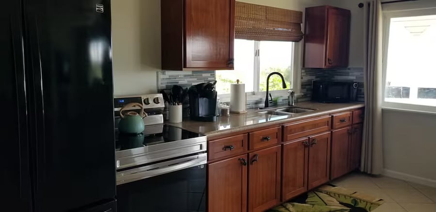 Full sized kitchen appliances, granite counters