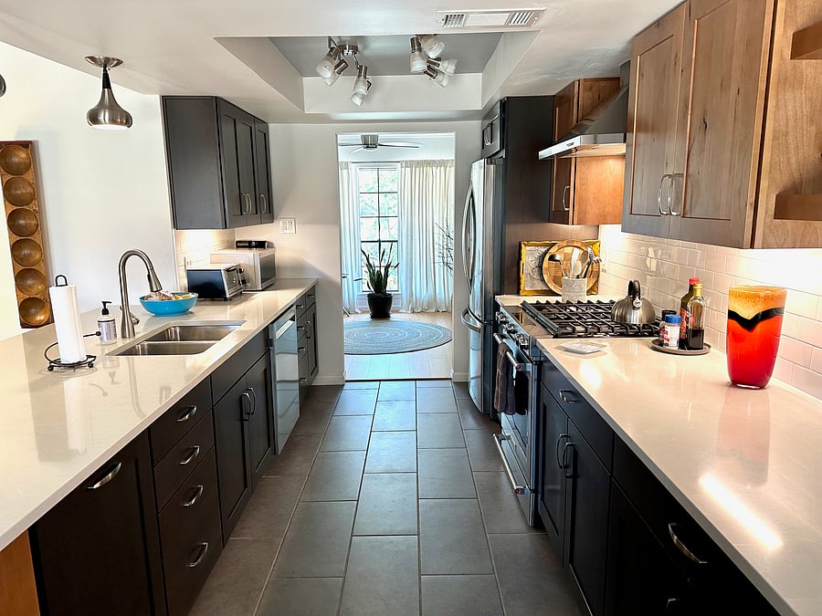 Great traffic pattern through kitchen into lounge