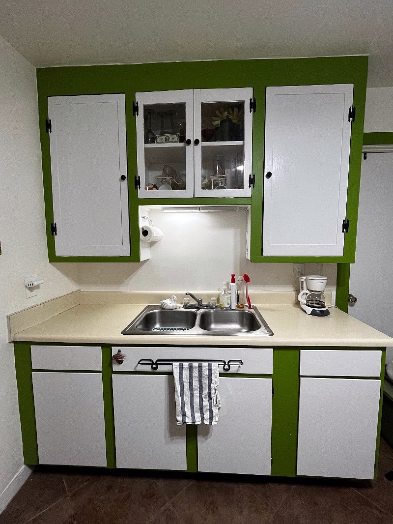 Kitchen area, plenty of light and freshly plastered, painted and very convenient.