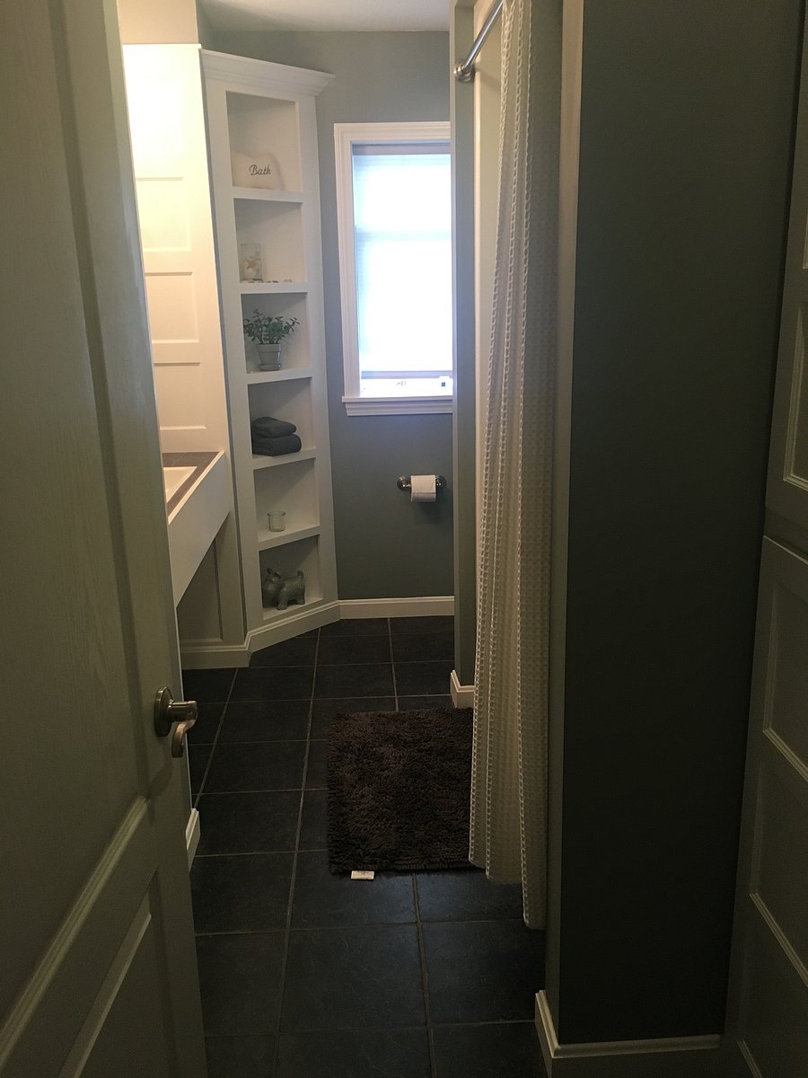 upstairs bathroom with shower/tub