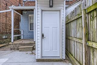 Entryway (Own separate entrance no shared space)