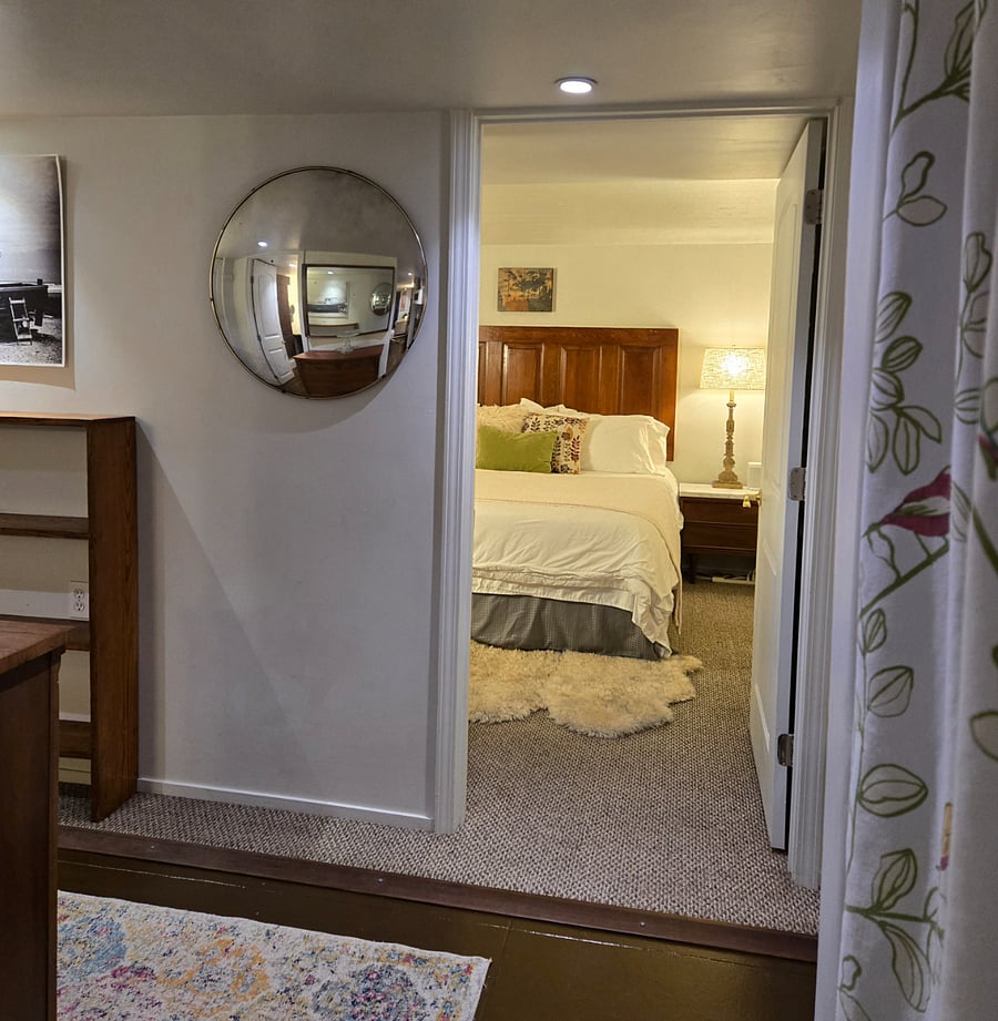 King Size Bed with SONOS Speaker