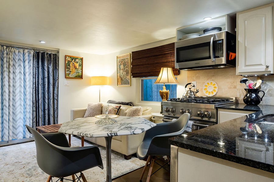Eat in Kitchen with Full Size Appliances