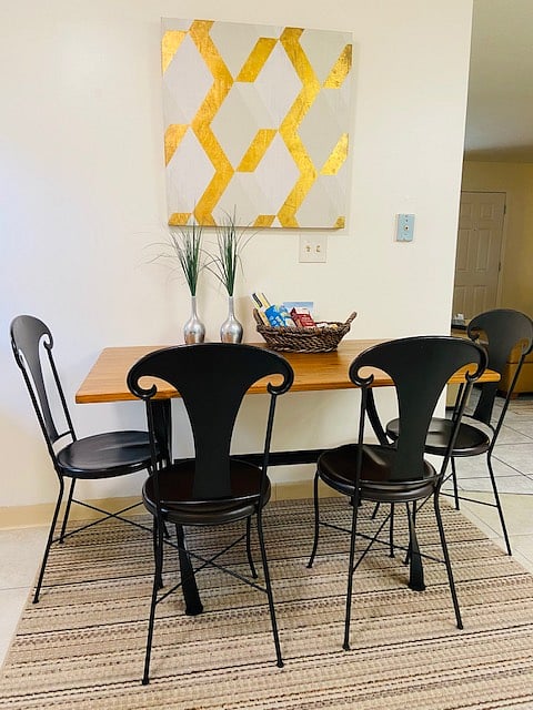Cozy breakfast and eating area in the kitchen.