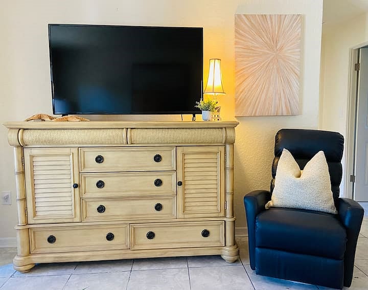Living area with 50" smart tv ready to binge watch all your shows.