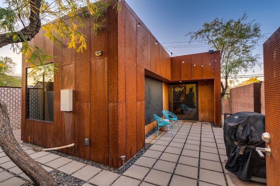 Outdoor Patio. (Grill)