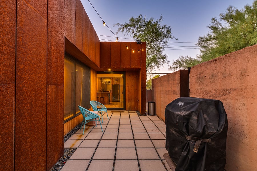 Outdoor Patio. (Grill)
