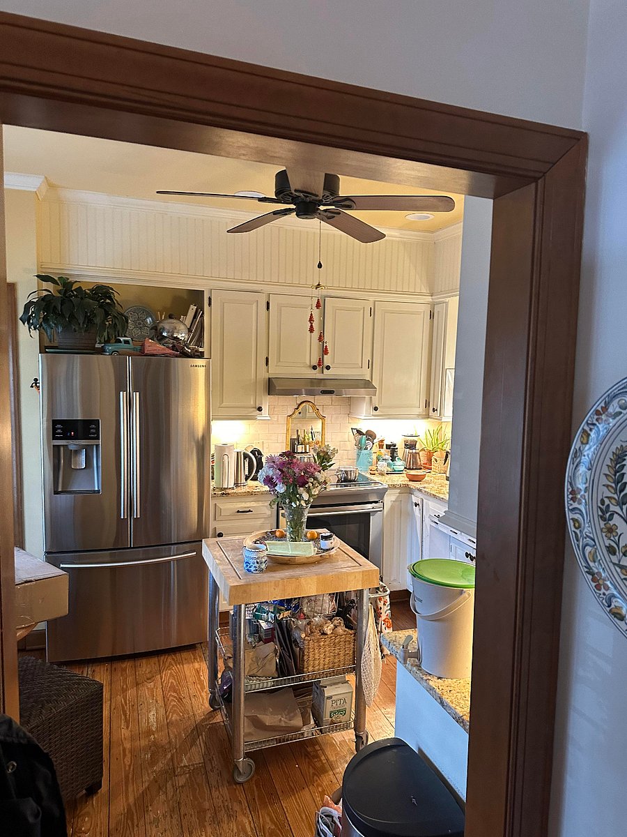 Looking into kitchen from entrance hall.