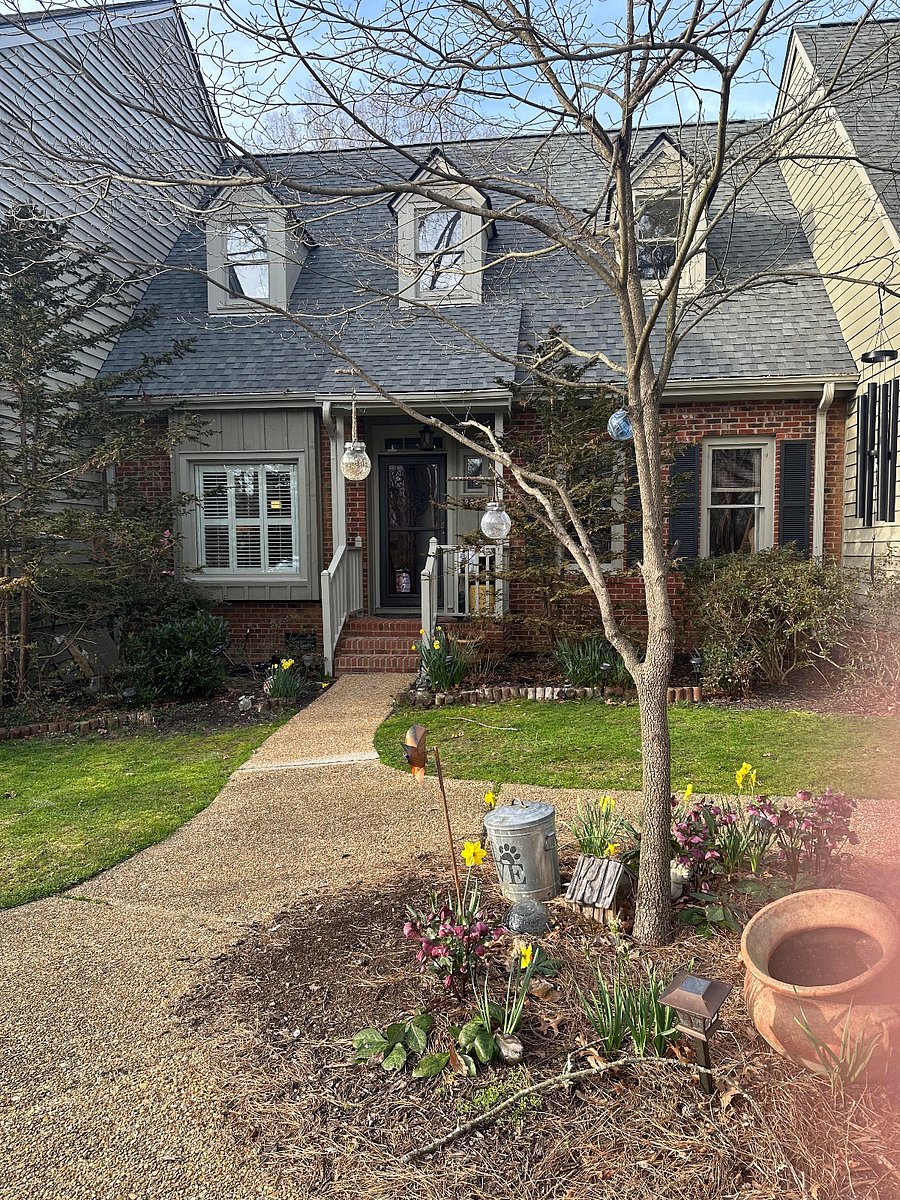 Front approach to house.