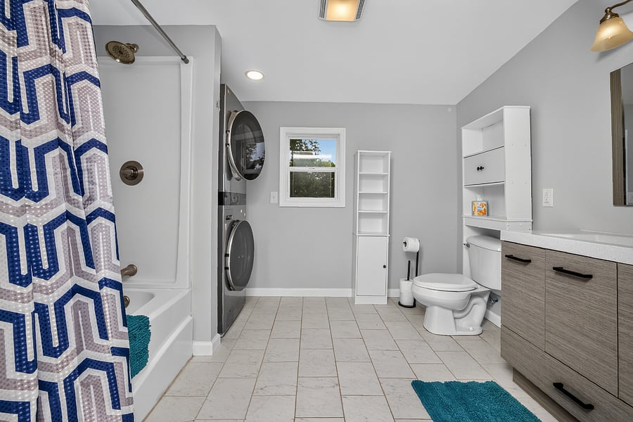 2nd floor bath with laundry (full size)