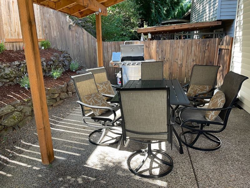 PATIO TABLE - SEATS 6 IN COMFY SWIVEL CHAIRS