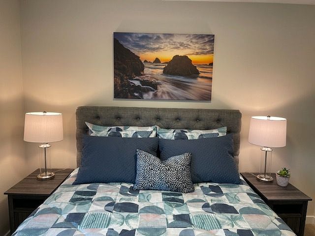 QUEEN BEDROOM