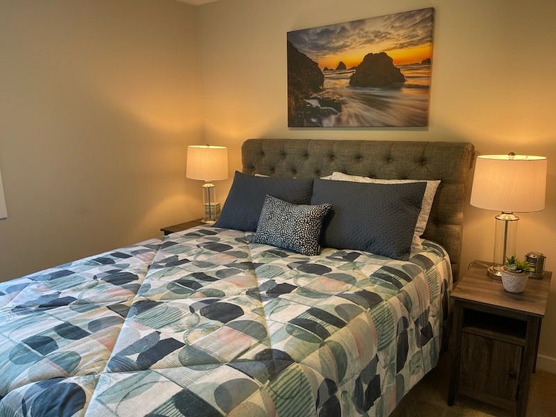 UPSTAIRS QUEEN BEDROOM MEMORY FOAM MATTRESS W/CLOSET, ALL FURNITURE AND BEDDING IS NEW
