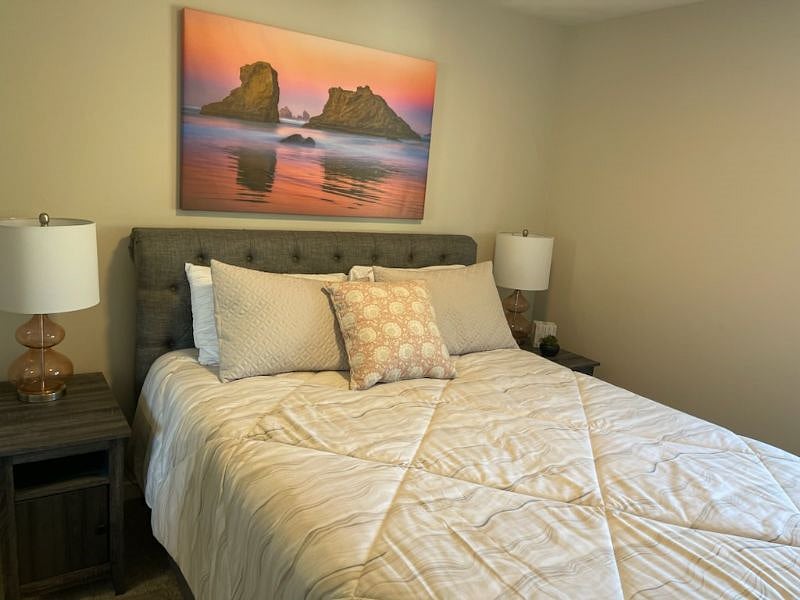 QUEEN BEDROOM