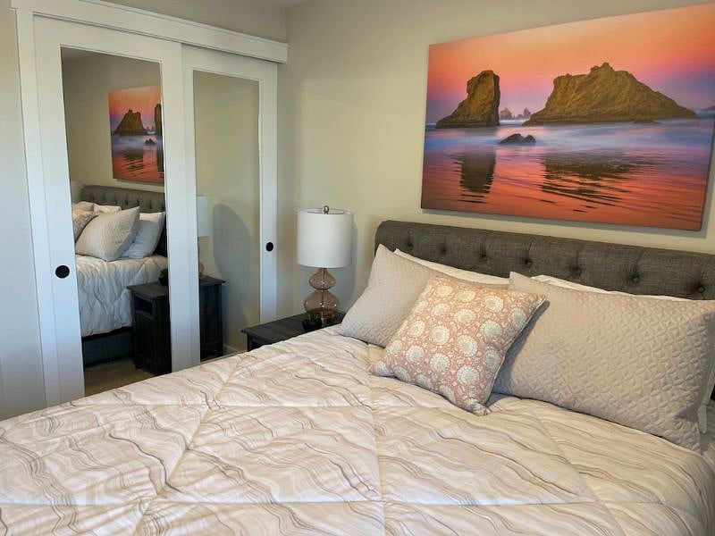QUEEN BEDROOM WITH MIRRORED CLOSET DOORS