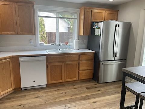 BRIGHT & CHEERY KITCHEN W/NEW GE FRENCH DOOR REFRIGERATOR