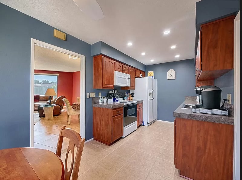 Kerlig and Coffee Maker (grinder) included