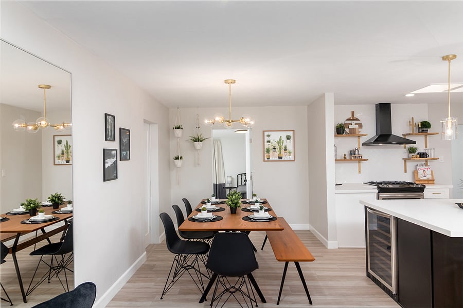 Dining Area - Seating for 8 at the table + 2 at the bar