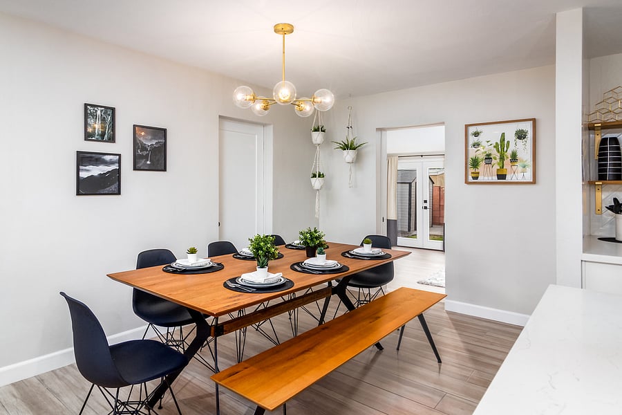 Dining Area - Seating for 8 at the table + 2 at the bar