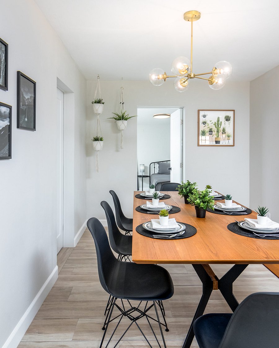 Dining Area - Seating for 8 at the table + 2 at the bar