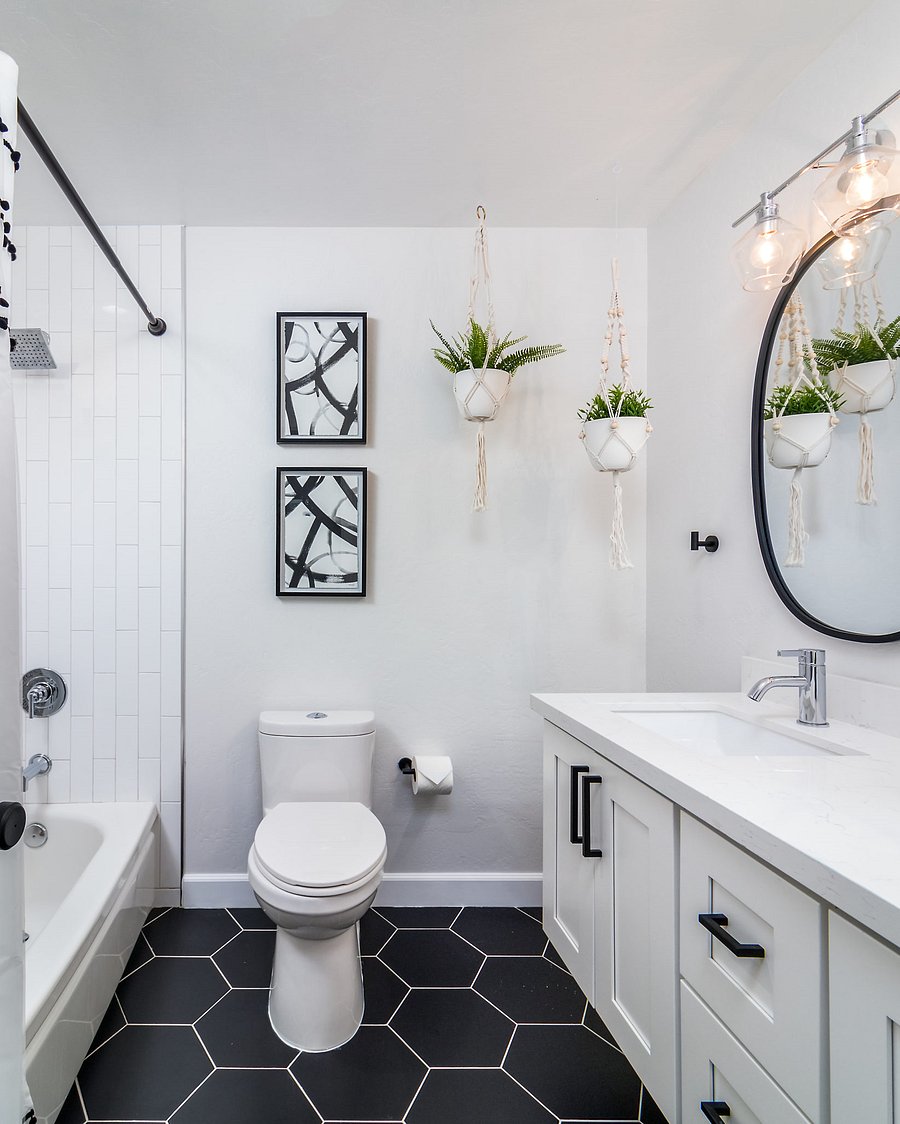 Hallway Bathroom: Shower/bathtub combo, 2 sinks