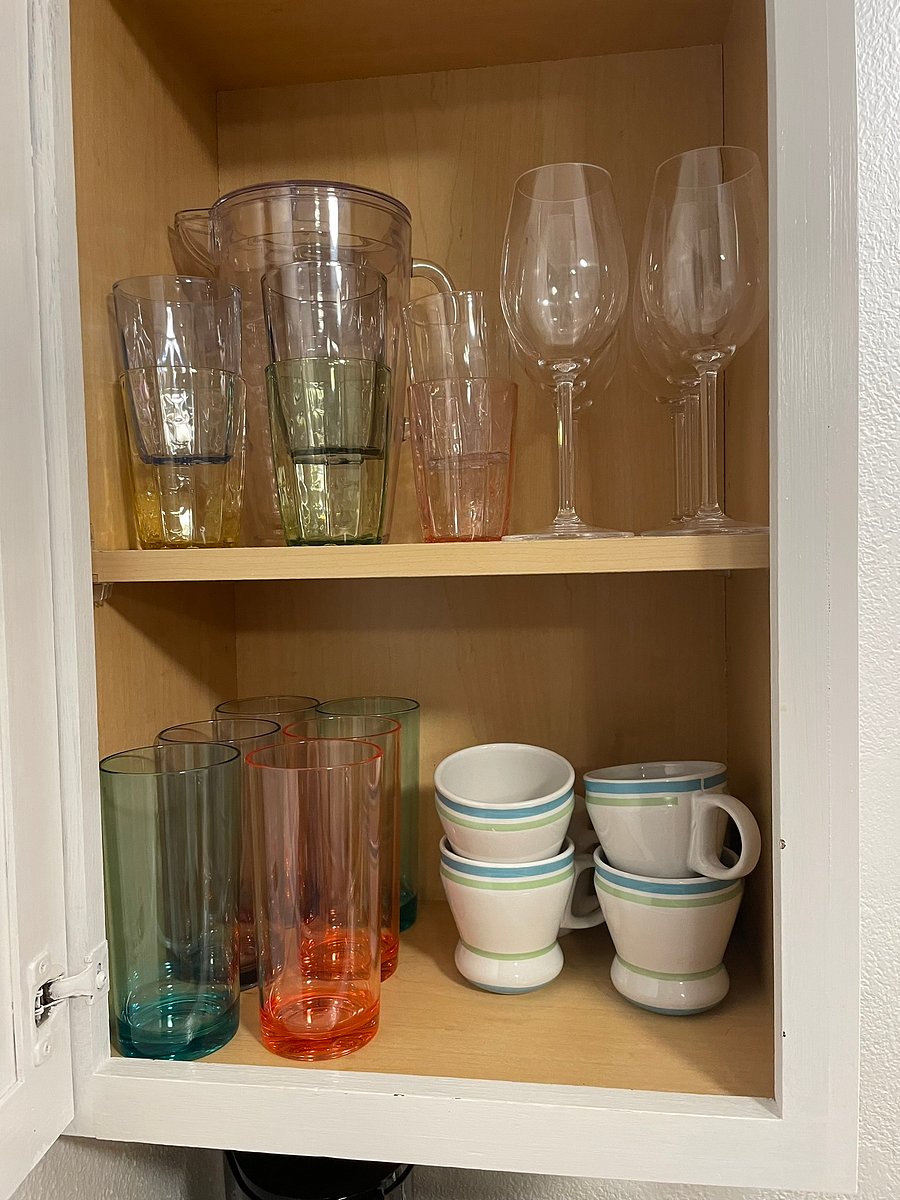 Kitchen upper cabinet