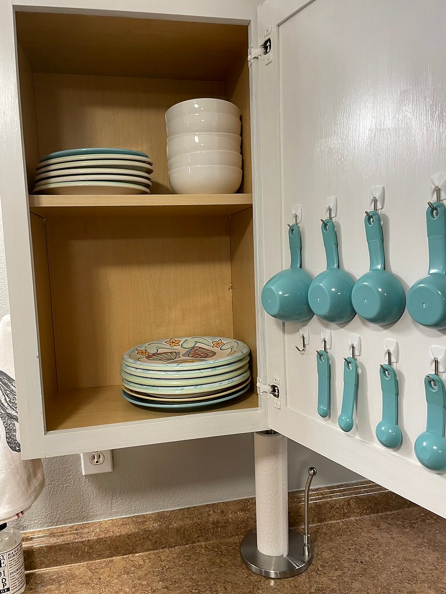 Kitchen upper cabinet