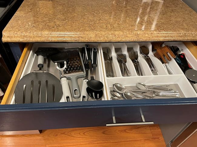 Kitchen utensil drawer