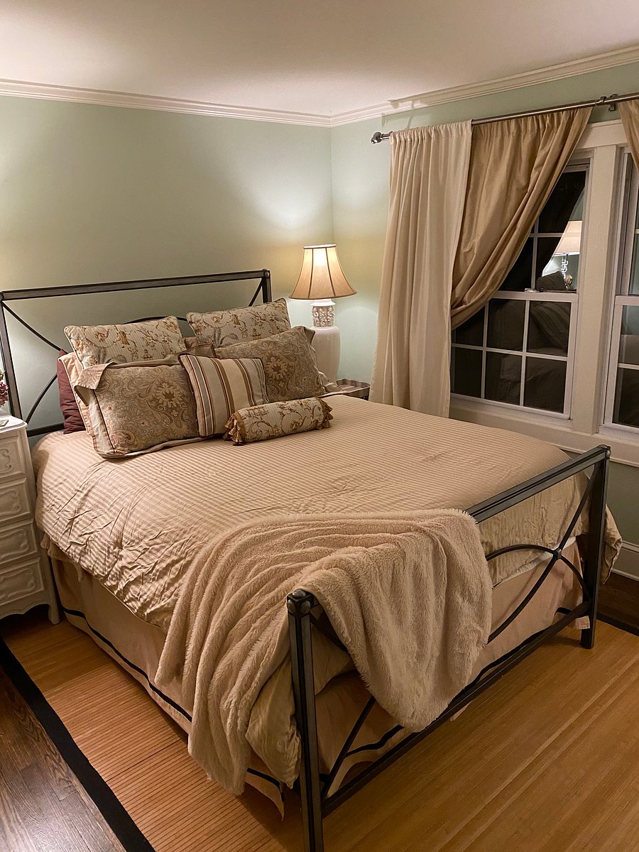 Guest bedroom