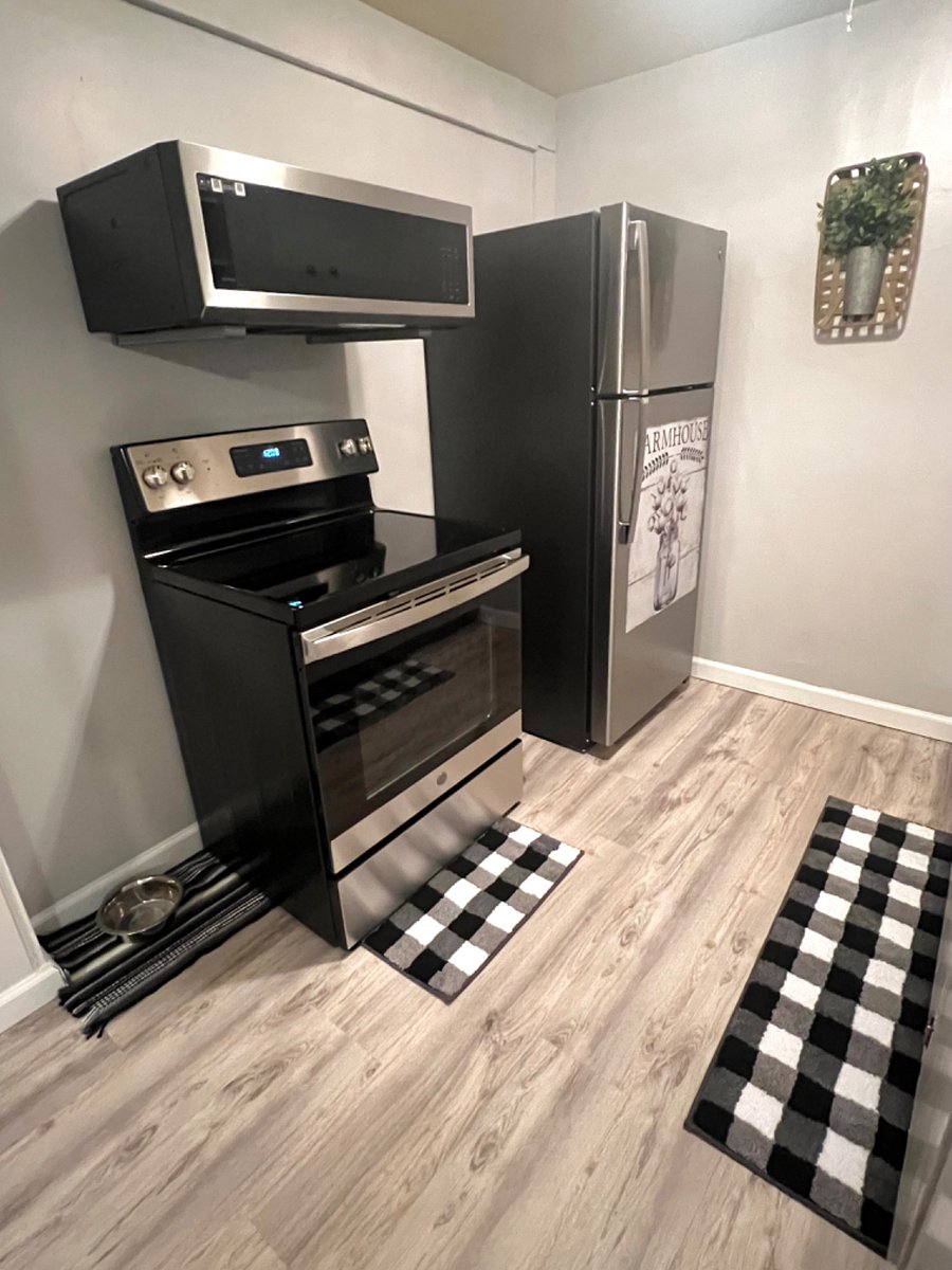 Kitchen with new SS appliances 