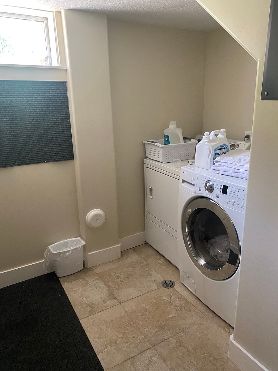 Private washer/dryer included