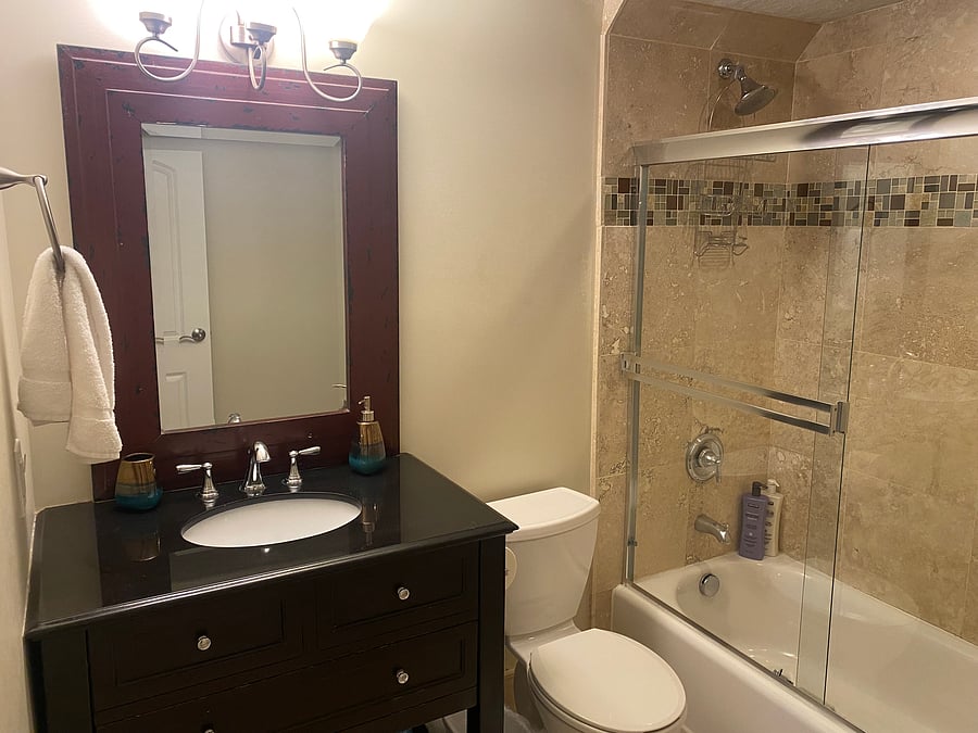 Spacious bathroom 