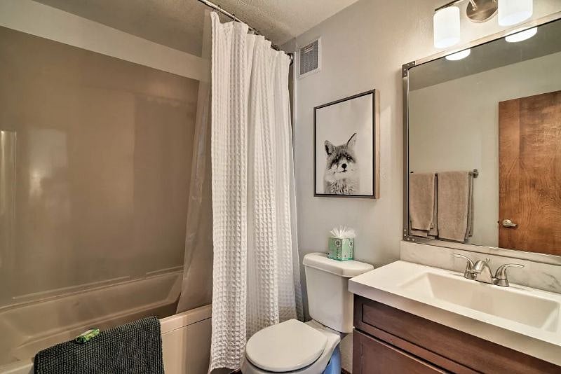 Bath 2- 2nd Floor