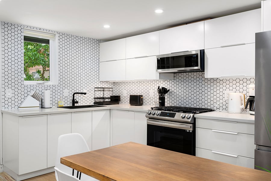 Fully set up kitchen with High End Appliances