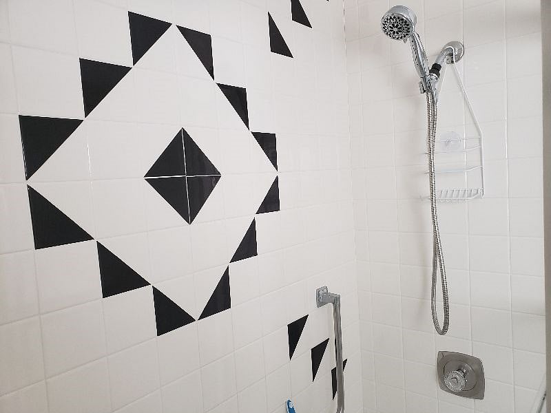 Shower wand with multiple settings in Main Bathroom tub.