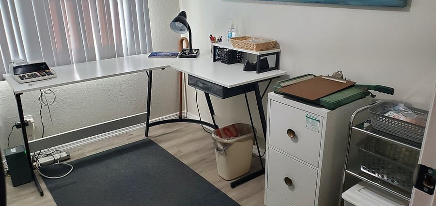 Lots of leg room, 10 key calculator, 2 drawer filing cabinet and more