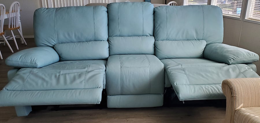 Easily reclines, enjoy full reclining experience