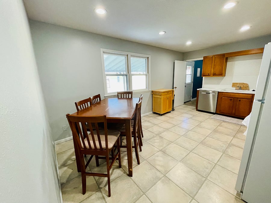 Fully Equipped Eat-in Kitchen