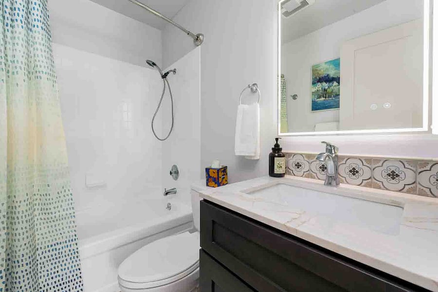 Take your lighting as you wish with the adjustable mirror in the private bath.