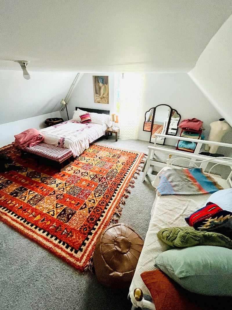 2nd floor bedroom (stairs required to access)