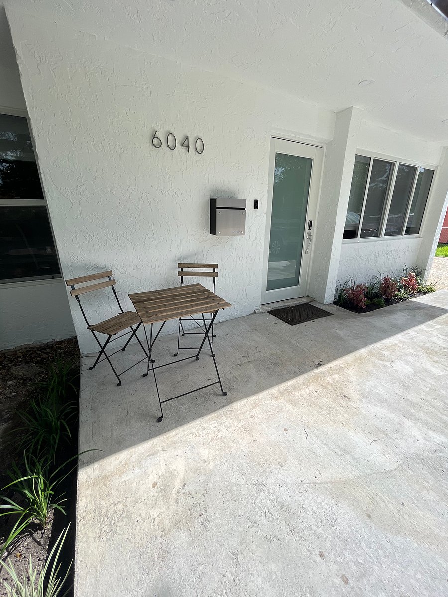 Cute front porch!