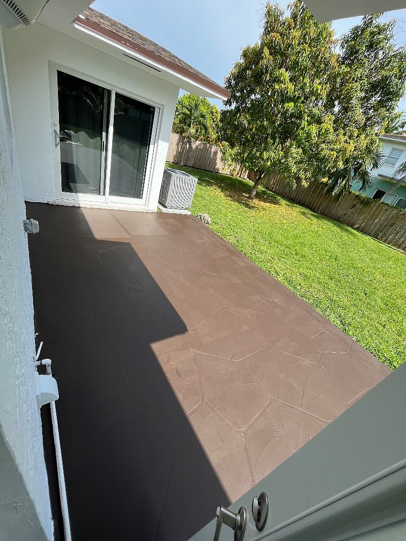 Private Deck/patio w/large fenced backyard!! Newly painted patio!
