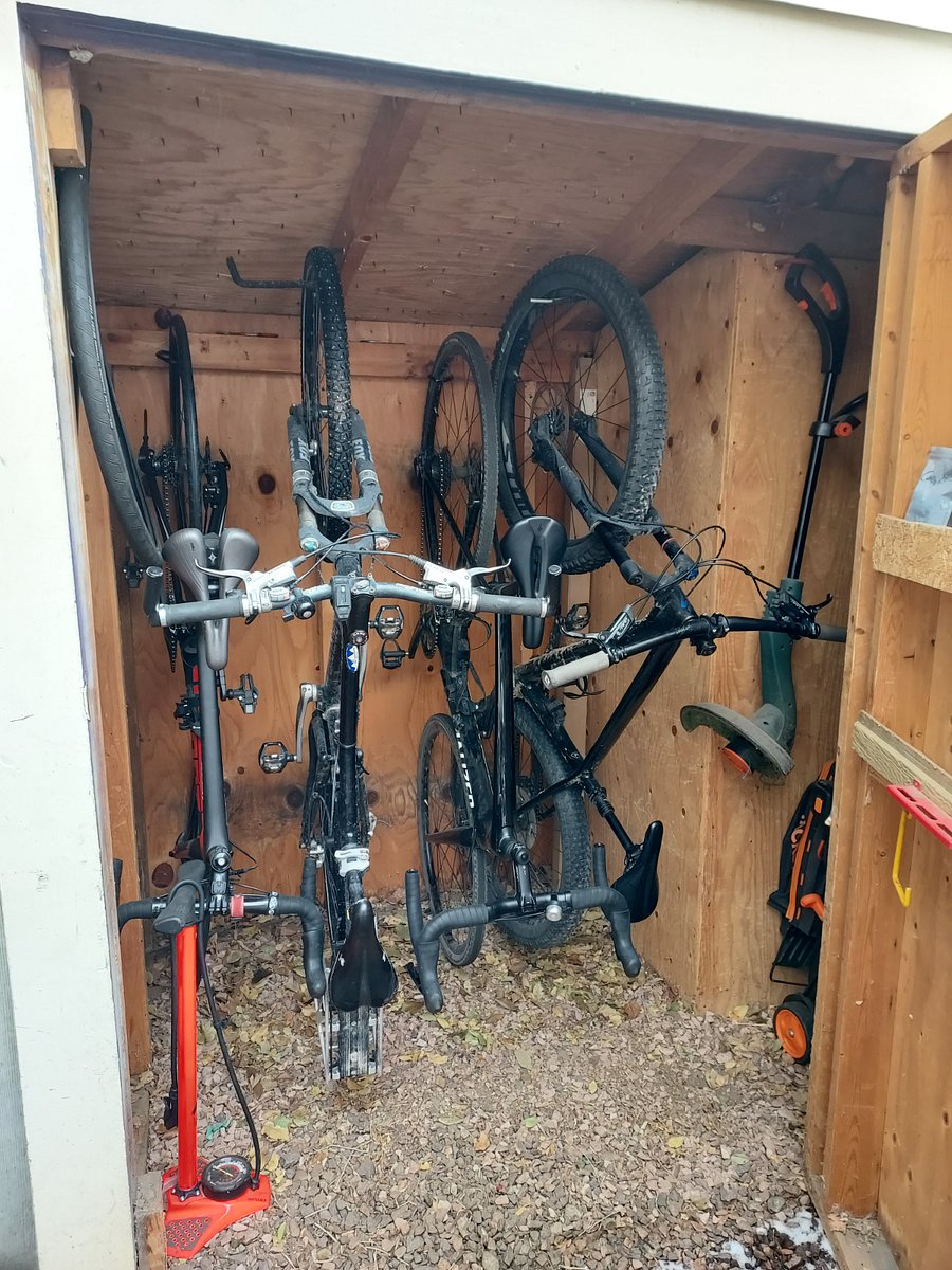 Storage shed for 4 bikes (w/Dead Bolt)